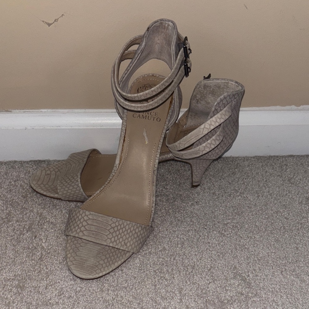 VINCE CAMUTO Maisley Kitten Heel Sandal